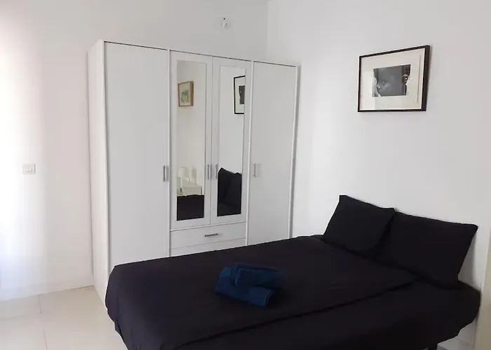 Cosy Flat / Literally At The Foot Of Alhambra